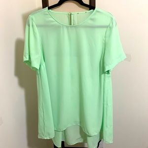 Vince Camuto hi-low top with peplum back in mint color